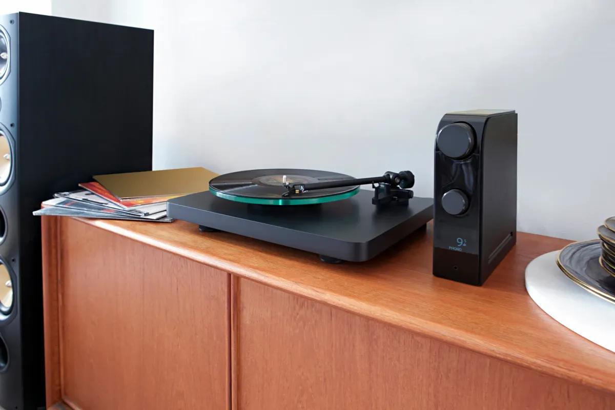 NAD D 3045 - [2x60W DAC BT HDMI Phono] room view at Toma Audio